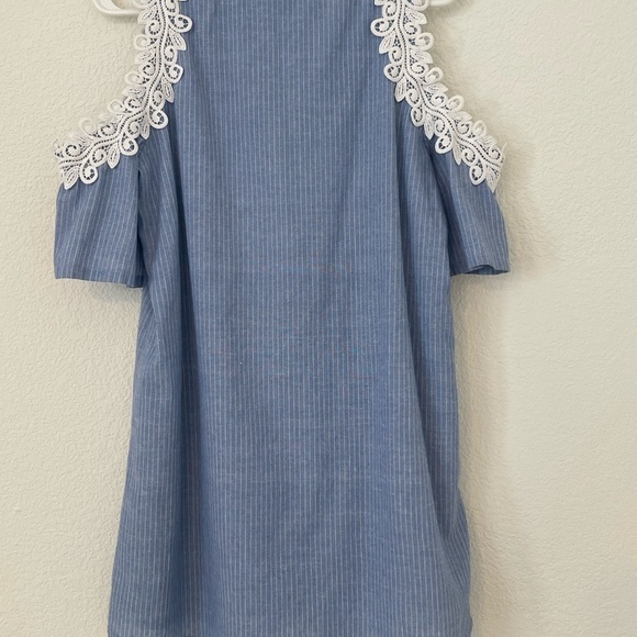 J.O.A. top lace NWOT blue top cutout shoulder lace trim sz L - Picture 8 of 9